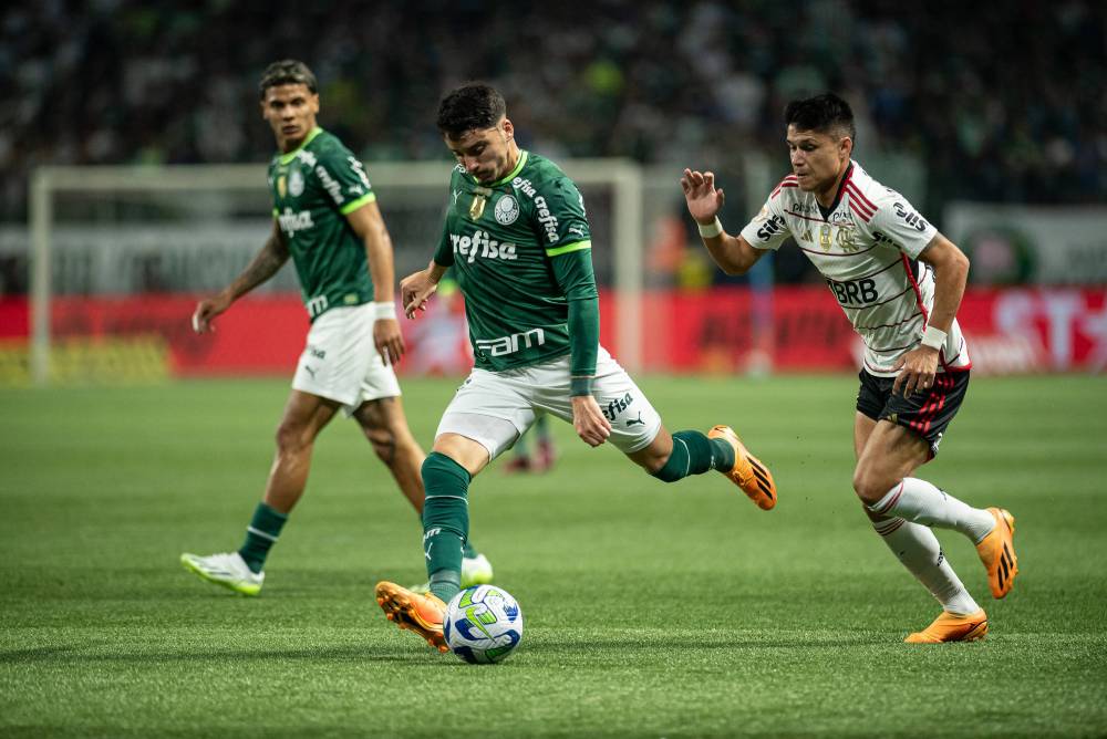 Jogadores do palmeiras e flamengo durante partida do brasileirão série a